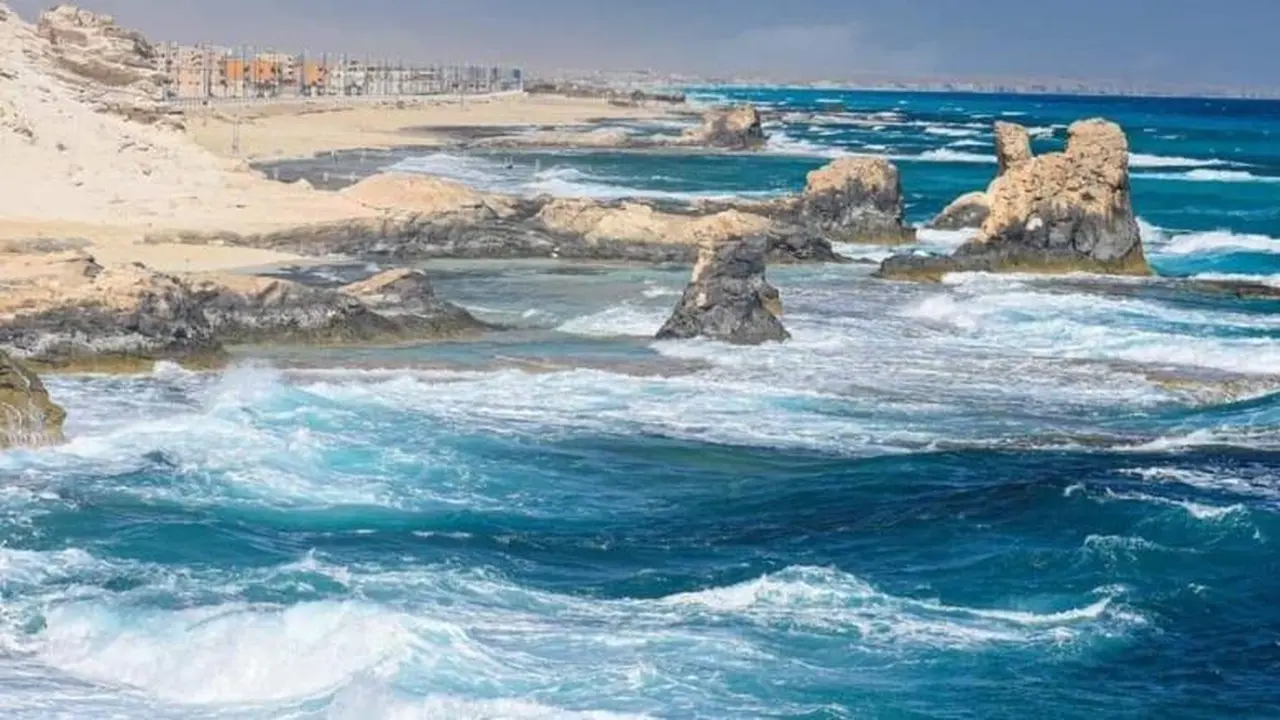 سوء الأحوال الجوية يعطل الملاحة البحرية في 8 مدن ساحلية